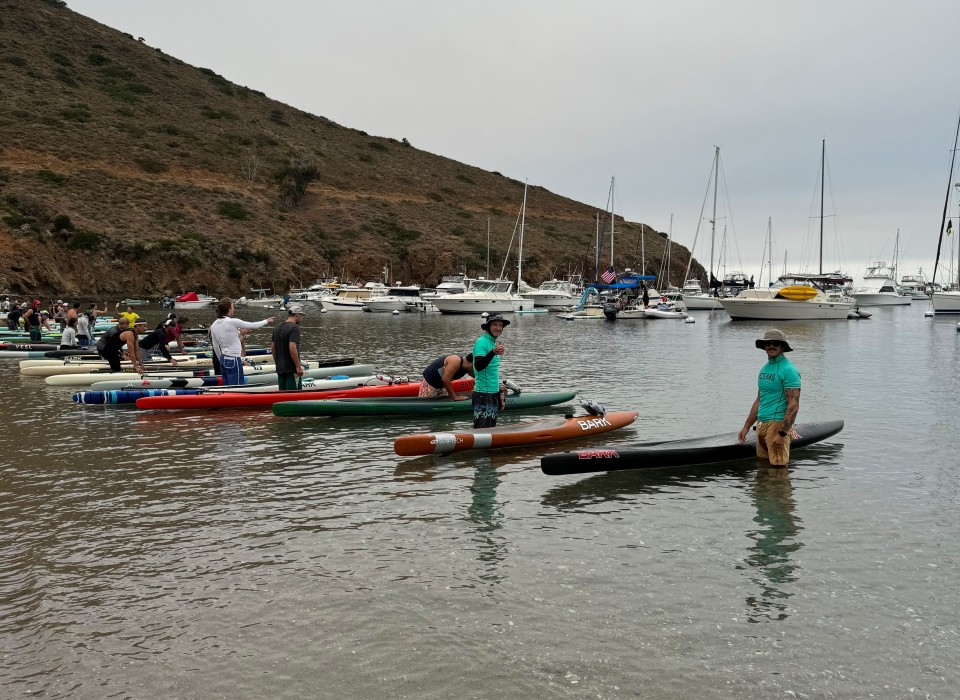 Ομάδα αθλητών με prone paddleboards