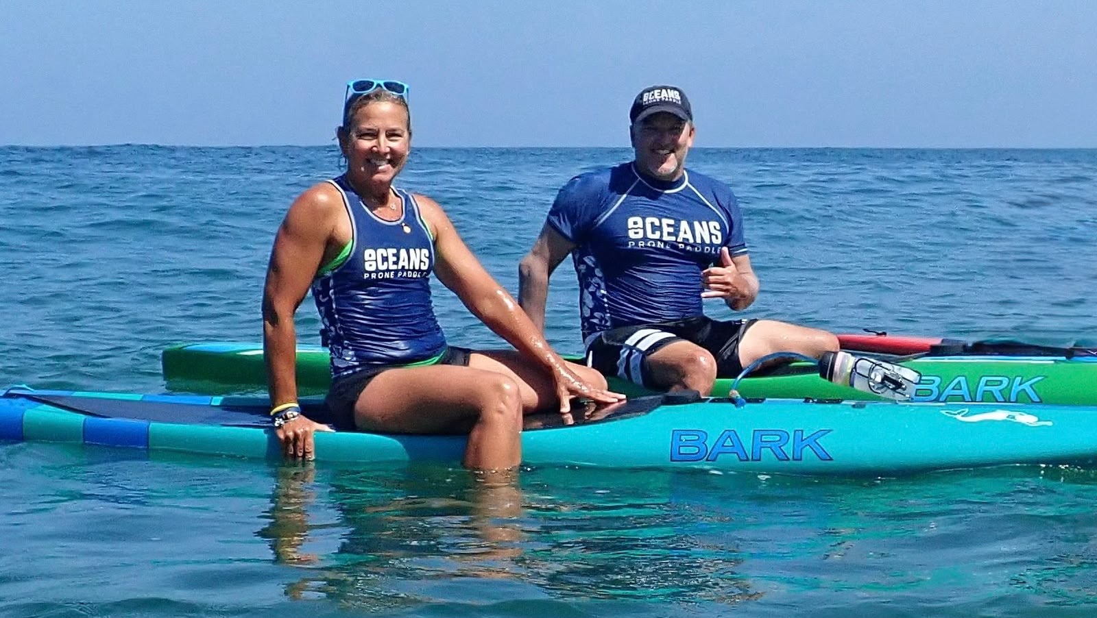 Prone paddleboard αθλητές στη θάλασσα